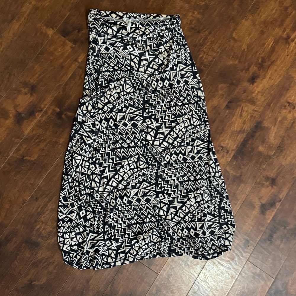 Elegant Black and White Geometric Maxi Skirt